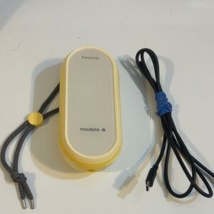 Medela Freestyle Flex Hands Free Electric Breast Pump w/ Charger cord